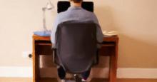 Una persona trabajando sentada delante de su ordenador