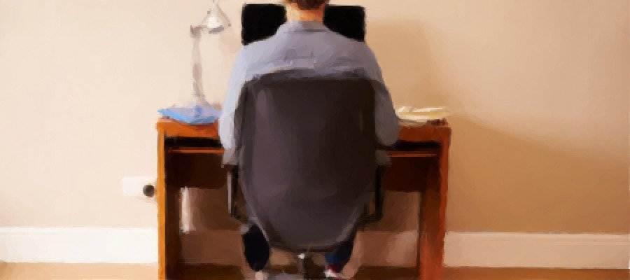 Persona de espaldas y frente a un ordenador