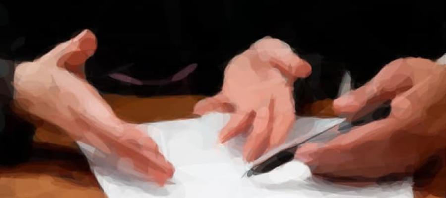 Dibujo de las manos de dos personas analizando un documento