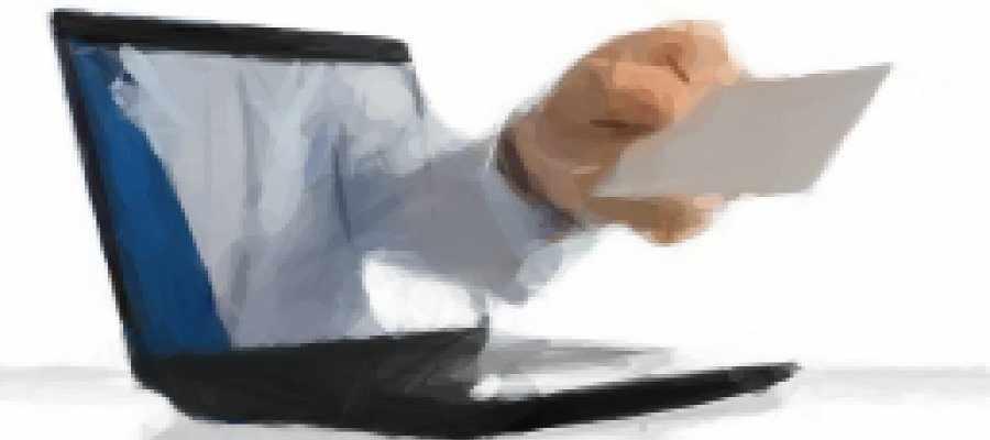 Una mano ofrece un sobre saliendo de la pantalla de un portatil